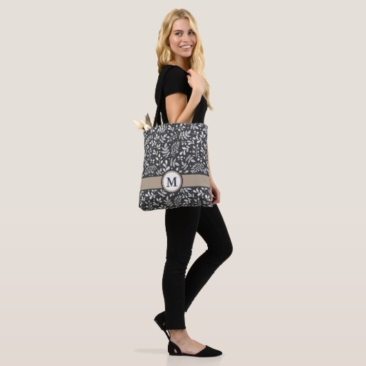 Koolsteenroosterwinter botanisch met monogram tote bag (Op model)
