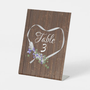 Koolstofhart en -bloemen op scharnenhout reclamebord met voetstuk