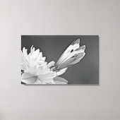 Koolstofvlinder op kosmos in zwart-wit canvas afdruk (Voorkant)