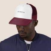 Koolvormig pet, wit en maroon trucker pet (In situ)