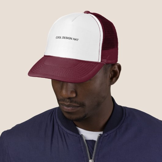 Koolvormig pet, wit en maroon trucker pet (In situ)