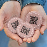 Koop de Bride een Drink Bachelorette Party QR Code Ronde Button 5,7 Cm<br><div class="desc">Rond wat vrije drinken voor de bruid rond op haar bachelorette party of het bachelorette weekend met deze gepersonaliseerde QR codeknopen in dusty roos roze. Het ontwerp kenmerkt twee lijnen van douanetekst (getoond met "koop de bruid een drink"en "aftasten om door Venmo te betalen") in witte letters, met een klantgerichte...</div>