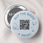 Koop de Bride een Drink Bachelorette Party QR Code Ronde Button 5,7 Cm<br><div class="desc">Vier de bruid-to-be met dit stijlvolle en leuke stoffige blauwe knoopontwerp. Met een grillige zeeschelp, een sprankelend martini-glas en een handige QR-code is deze knop het perfecte accessoire voor elk vrijgezellenfeest. Laat je vrienden weten dat het tijd is om een glas te heffen ter ere van de bruid met dit...</div>