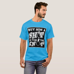 Koop een schot voor hem, hij legt de knoop vast t-shirt