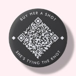 Koop haar een foto | Bachelorette QR Code Button<br><div class="desc">Grey minimal "Koop haar een schot,  ze is de knoop aan het knopen" knop. Met een aanpasbare QR-code! Voeg de bruid toe aan de Venmo-,  Cashapp- of PayPal-URL van Be in het gebied dat wordt geleverd in de "personaliseer deze sjabloon" en een gloednieuwe QR-code zal genereren op het ontwerp.</div>