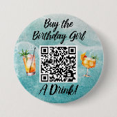 Koop het Verjaardagsmeisje Een Drink QR Code Beach Ronde Button 7,6 Cm (Voorkant)