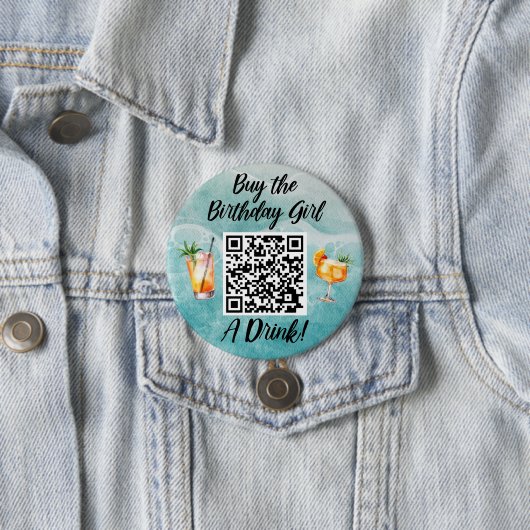 Koop het Verjaardagsmeisje Een Drink QR Code Beach Ronde Button 7,6 Cm (In situ)