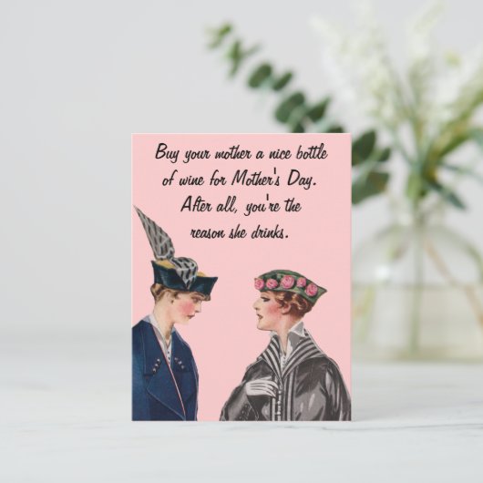 Koop je moeder een fles wijn briefkaart (Staand voorkant)