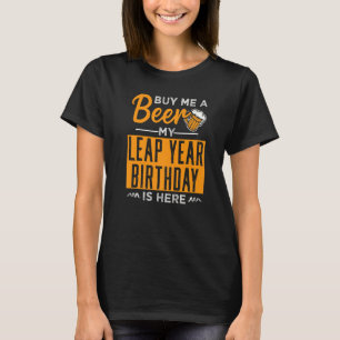 Koop me een biertje Mijn schrikkeljaar verjaardag T-shirt