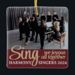 Koor Merry Christmas Singer Music Foto Keramisch Ornament<br><div class="desc">Vakantie ornament met de woorden "Sing we joyous all together" van "Deck the Halls" en een bewerkbare foto aan de voorkant en de notities van "We Wish You a Merry Christmas" aan de achterkant. Gebruik deze kaart als een kans om weer contact te maken met oude koorleden of show uw...</div>