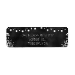 Koord op kleine etiketten van lichte kartonnen bru