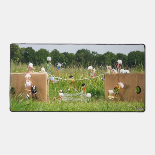 Koorddansende Fubby Poppetjes die balanseren Bureaumat (Voorkant)