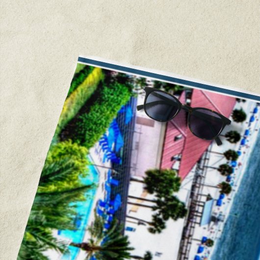 Koortsbuis, voorzien van een etiket, strandlaken (In situ)