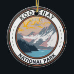 Kootenay National Park Canada Travel Art Badge Keramisch Ornament<br><div class="desc">Kootenay National Park vectorkunst ontwerp. Het park maakt deel uit van de grotere Canadese Rocky Mountain Parks World Heritage Site,  die het nationale park Banff en het nationale park Jasper omvat.</div>