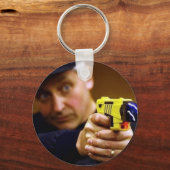 Kop met een taserPistool Sleutelhanger (Voorkant)