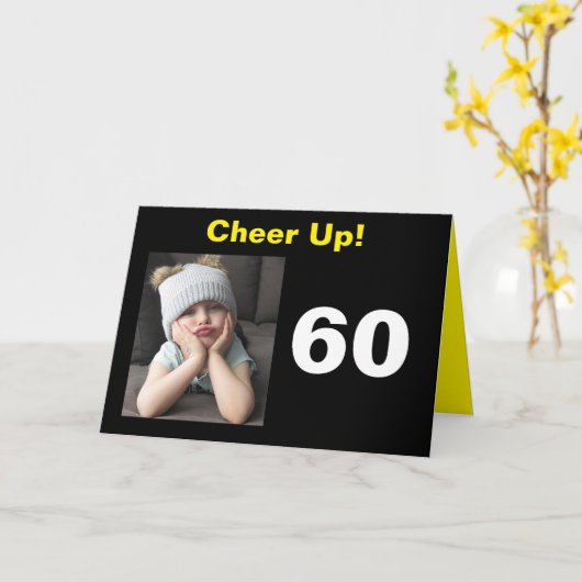 Kop omhoog! 60e verjaardag Funny Grumpy Girl Kaart (Gele Bloem)