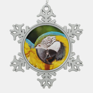 Kop van een blauw-gele ara tin sneeuwvlok ornament