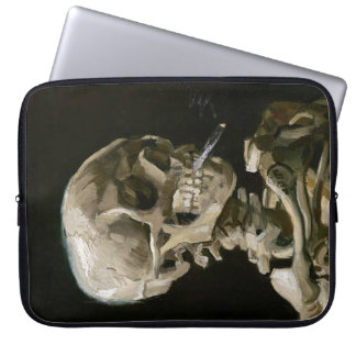 Kop van een skelet met een brandende sigaret laptop sleeve