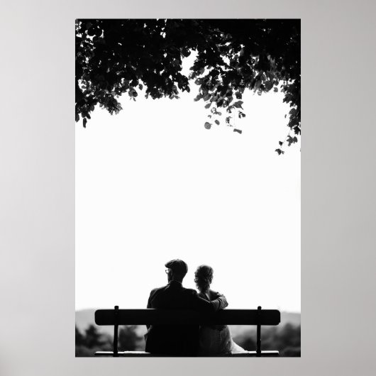 KOPEL OP BENCH ONDER DE GRAYSCALE FOTO TREE POSTER (Voorkant)
