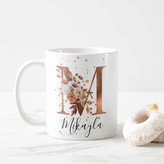 Koper Floral Letter M Monogram Coffee Mok (Met donut)