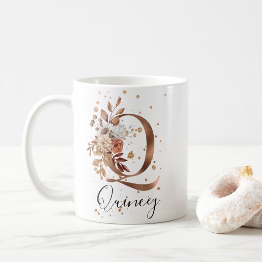 Koper Floral Letter Q Monogram Coffee Mok (Met donut)