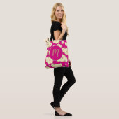 Koper Pastel Yellow Floral op Fuchsia roze Tote Bag (Op model)