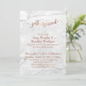 Koperen "Just Married"-tekst op wit marmer Kaart (Staand voorkant)