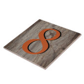 Kopergloed nummer tegel 8 op grijze steen tegeltje (Zijkant)