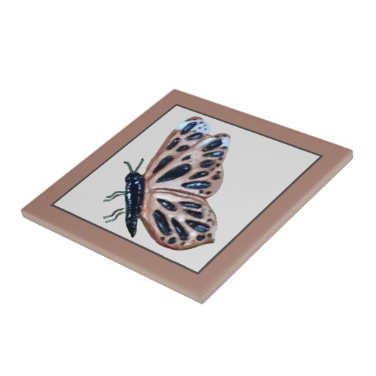 Koperkoper van keramische vlinder en zwart op staa tegeltje (Zijkant)