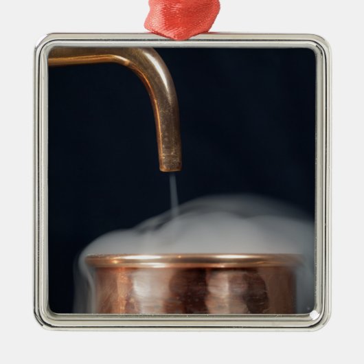 koperpijp van een distilleerderij met stoom. metalen ornament (Voorkant)