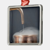 koperpijp van een distilleerderij met stoom. metalen ornament (Links)