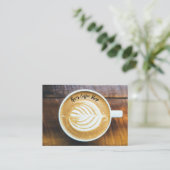 Kopje koffie Latte Leaf-Shape Foam op Houten Naam Visitekaartje (Staand voorkant)