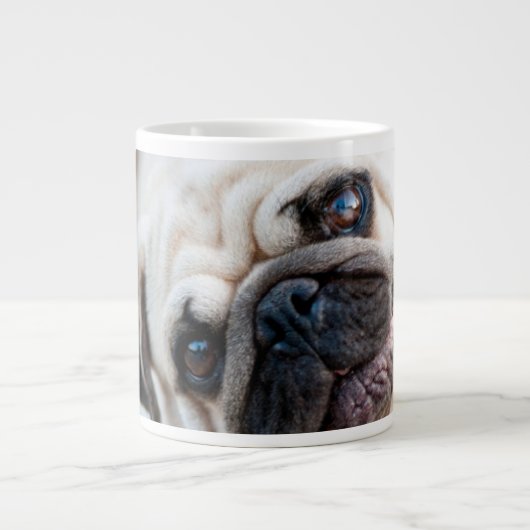 Kopje scheef van Pug Grote Koffiekop (Voorkant)