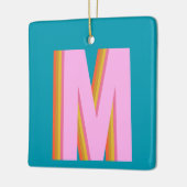 Kopletter in blauwe kleur met retro typografie keramisch ornament (Links)