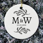 Koppel Monogram Trouwdatum Elegant Botanisch Keramisch Ornament<br><div class="desc">Voeg een vleugje klasse toe aan uw decor met dit unieke gepersonaliseerde paar monogram initiaal en trouwdatum botanische bladeren ontwerp. Modern,  minimalistisch en eenvoudig serif lettertype voor een verfijnde look. Originele versie door Nic Squirrell.</div>