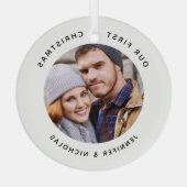 Koppel onze eerste kerstfoto glas ornament (Achterkant)