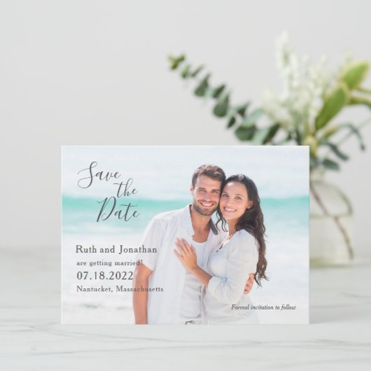 Koppel op het strand Foto Save the Date kaart (Staand voorkant)