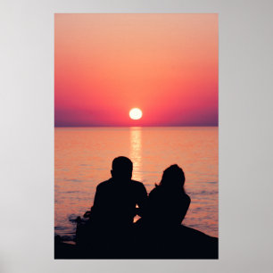 Koppel op zee bij zonsondergang poster