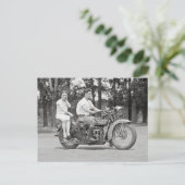 Koppel rijdend op motorfiets, 1928 briefkaart (Staand voorkant)