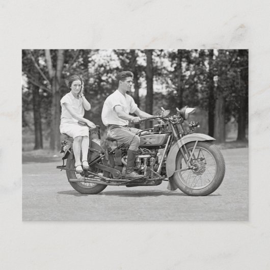 Koppel rijdend op motorfiets, 1928 briefkaart (Voorkant)