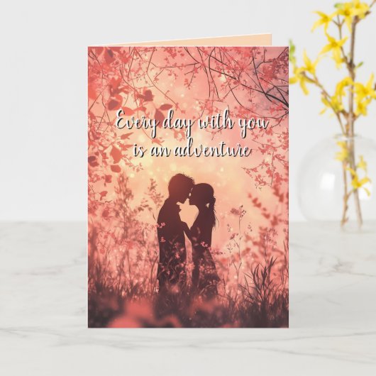 Koppel verliefd silhouet en bos Valentijnse Kaart (Gele Bloem)