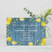 Koppels douche Citroenen en blauw hout Uitnodiging (Staand voorkant)