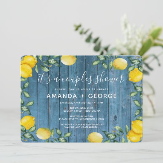 Koppels douche Citroenen en blauw hout Uitnodiging (Staand voorkant)