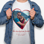 Koppels foto hart verloving gepersonaliseerd t-shirt<br><div class="desc">Kute stel de foto van de douanehartvorm "wij besloten op voor altijd"tekst,  namen,  en de datum witte t-shirt aankondiging van het verloving.       Personaliseerde het met uw afbeelding en tekst!        Het kan een schattig cadeautje zijn om je verloving of je eerste Valentijnsdag te vieren als nieuwigheden.</div>