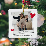 Koppels Liefde bij First Swipe’ online dating Keramisch Ornament<br><div class="desc">Grappig leuk gepersonaliseerd cadeau voor een stel dat elkaar heeft ontmoet via online dating! Het ontwerp bevat een foto van de tortelduifjes met de tekst 'Het was liefde op het eerste vegen!',  hun namen en een paar rode hartjes. Het ontwerp wordt herhaald aan beide zijden van het kerstornament.</div>