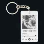 Koppels Romantic Wedding Jubileum Music Player Sleutelhanger<br><div class="desc">Maak deze trendy gepersonaliseerde sleutelhanger van de muziekspeler gemakkelijk uniek met uw douanefoto en tekst. Maakt een perfect geschenk voor verjaardagen of speciale gelegenheden.</div>