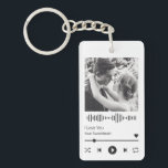 Koppels Romantic Wedding Jubileum Music Player Sleutelhanger<br><div class="desc">Maak deze trendy gepersonaliseerde sleutelhanger van de muziekspeler gemakkelijk uniek met uw douanefoto en tekst. Maakt een perfect geschenk voor verjaardagen of speciale gelegenheden.</div>