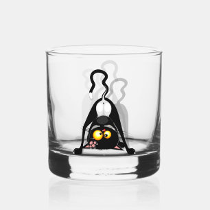 Koprolstaande grappige cartoon karakter kat whisky glas