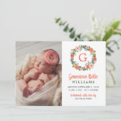 Koraal Bloemen Initiaal krans Baby Meisje Foto Geb Aankondiging (Staand voorkant)