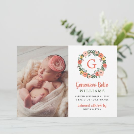 Koraal Bloemen Initiaal krans Baby Meisje Foto Geb Aankondiging (Staand voorkant)